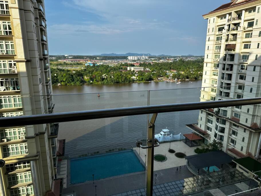 A.R Homestay Riverine Condominium Kuching Luaran gambar